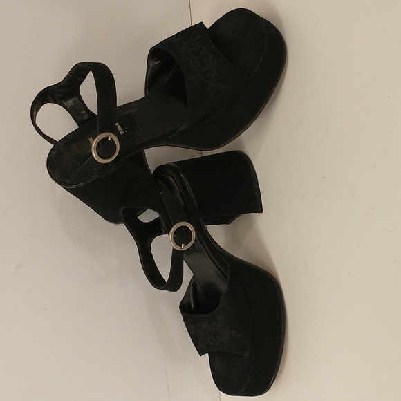 90s does 70s Chunky Platform Shoes Black Velveteen l.e.i. Strappy w 3.5